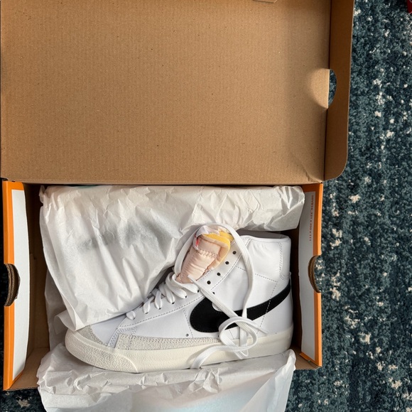 Women’s Nike Blazer Mid ‘77 - Picture 3 of 3